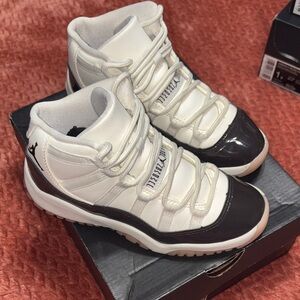 Jordan 11 Retro Neapolitan - Kids unisex size: 13.5 Y Excellent condition
